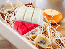 Load image into Gallery viewer, Clamshell Wax Melts - Cozy & Comforting – Warm, Inviting Scents for Relaxation & Seasonal Gifting
