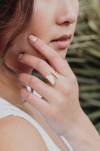 Load image into Gallery viewer, Ve Tinh 16K Gold-Plated Brass Buffalo Horn Crescent and Bar Ring