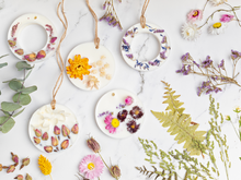 Load image into Gallery viewer, Botanical Wax Sachet | Cozy &amp; Warm | Vanilla Amber Spice
