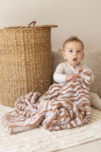 Load image into Gallery viewer, Luxury Tan Wavy Fur Blanket
