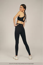Load image into Gallery viewer, the dash side pocket legging
